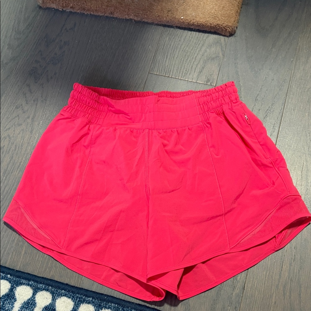 Lululemon hotty hot short high rise lined 4” like new size 4 lip gloss